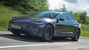 Tesla Model 3, вид спереди в движении